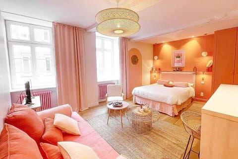 Bed, TV and multimedia, Living room, Photo of the whole room, Seating area, Bedroom