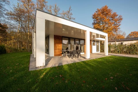 Property building, Garden, Balcony/Terrace, Garden view