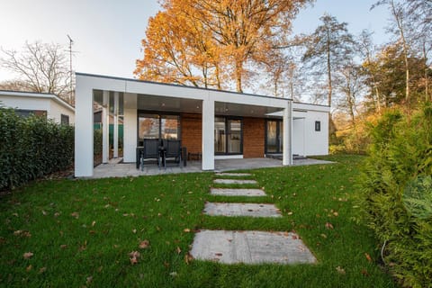 Property building, Patio, Day, Garden, Garden, Garden view