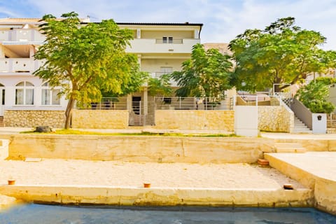 Property building, Balcony/Terrace, Beach