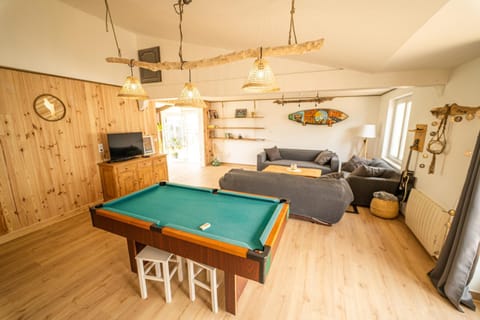 Communal lounge/ TV room, Billiard, TV and multimedia, Living room, Evening entertainment