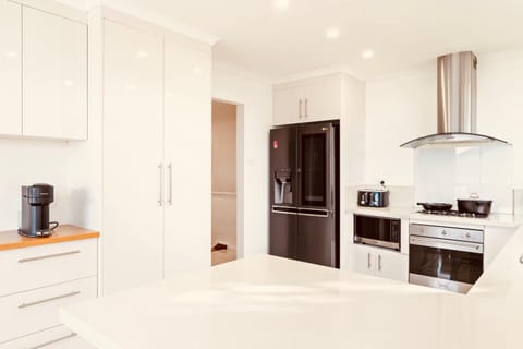 Spacious 3 bedrooms family living in Rosetta House in Tasmania