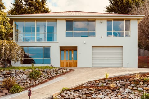 Spacious 3 bedrooms family living in Rosetta House in Tasmania