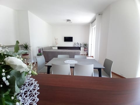 Communal lounge/ TV room, TV and multimedia, Living room, Dining area, Evening entertainment