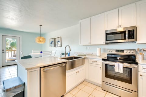 Cedar Key Condo with Balcony and Gulf Views! Apartment in Cedar Key