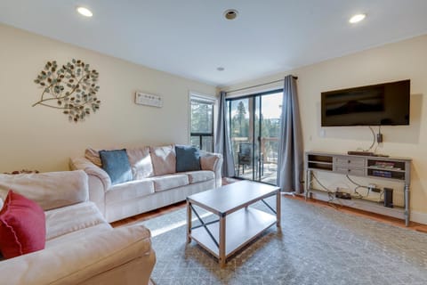 Less Than 3 Mi to Lake Tahoe Incline Village Condo! Apartment in Incline Village