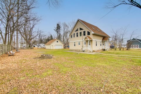 Twin Lakes Home - Walk to Lake Elizabeth! House in Twin Lakes