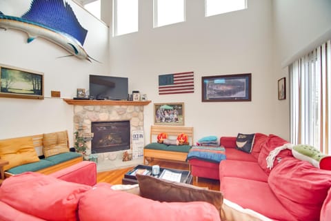 Twin Lakes Home - Walk to Lake Elizabeth! House in Twin Lakes