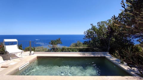Balcony/Terrace, Sea view, Swimming pool, sunbed