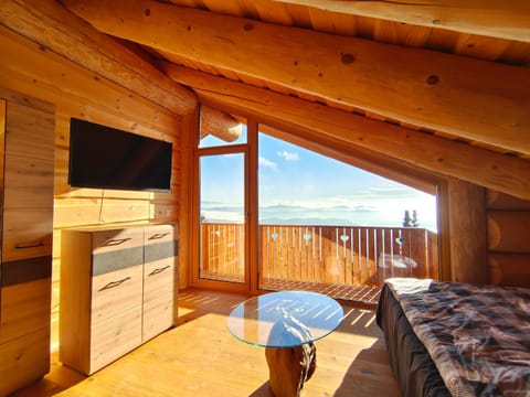 Day, Natural landscape, Balcony/Terrace, Bedroom