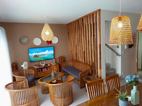 Communal lounge/ TV room, TV and multimedia, Living room, Business facilities, fireplace