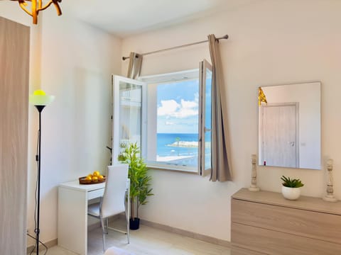 Demetra Seafront Apartment - Parking & Pool Apartment in Campania