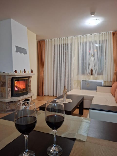 TV and multimedia, Living room, Photo of the whole room, Seating area, Alcoholic drinks