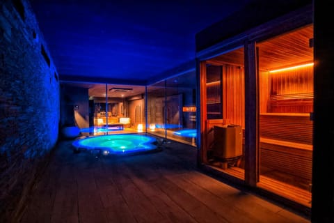 Night, Hot Tub, Sauna, Spa and wellness centre/facilities