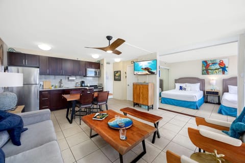 TV and multimedia, Kitchen or kitchenette, Living room, Photo of the whole room, Seating area, Dining area, Bedroom