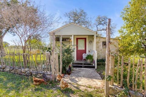 Last Outpost - Sophie's Cottage Bed and Breakfast in Center Point