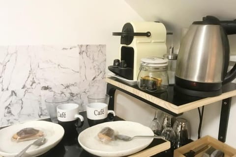 Coffee/tea facilities, Food and drinks