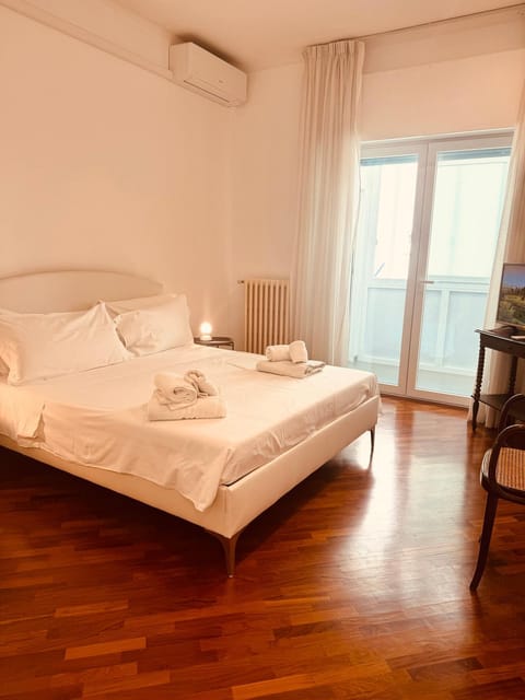 Bed, TV and multimedia, Bedroom, heating, towels, air conditioner