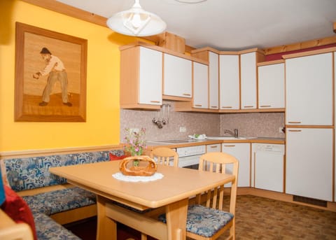 Kitchen or kitchenette, Seating area, Dining area, stove