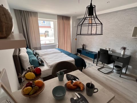 Bed, Food and drinks, Photo of the whole room, Dining area