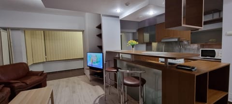 Communal lounge/ TV room, TV and multimedia, Living room, Lounge or bar, Seating area, Evening entertainment, oven