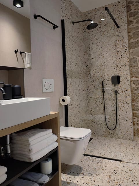 Shower, Toilet, Bathroom, towels