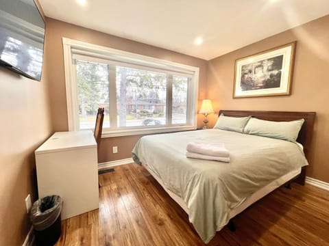 Bed, TV and multimedia, Photo of the whole room, Bedroom