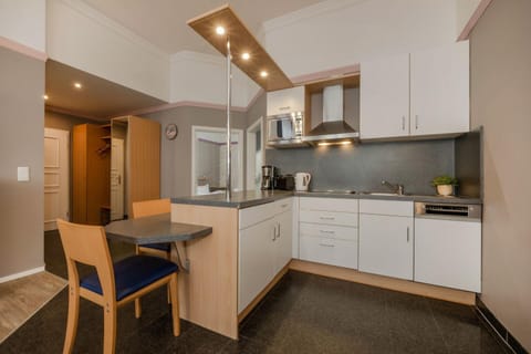 Kitchen or kitchenette, Dining area, dishwasher, minibar, stove