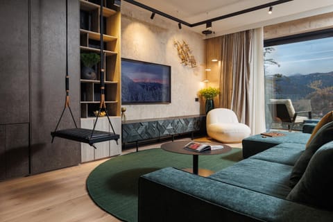 Communal lounge/ TV room, Natural landscape, TV and multimedia, Living room, Seating area, Evening entertainment, Mountain view, hair dresser