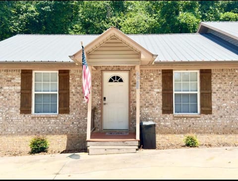 Comfy King Bed Townhouse with Outdoor Sitting Area Apartment in Guntersville Lake