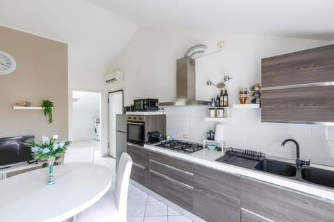 Kitchen or kitchenette, Dining area, dishwasher, minibar, pet friendly, stove