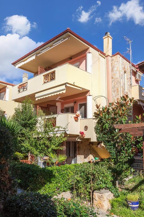 Property building, Garden, Balcony/Terrace