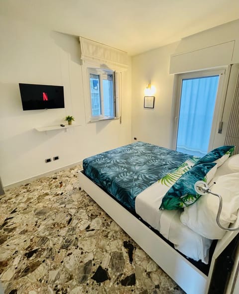Bed, TV and multimedia, Photo of the whole room, Evening entertainment, Bedroom