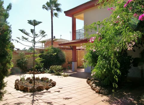 Property building, Facade/entrance, Garden, Garden, Garden view