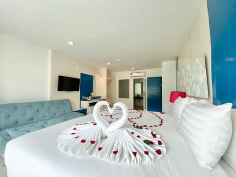 Bed, TV and multimedia, Photo of the whole room, Seating area, Bedroom, towels
