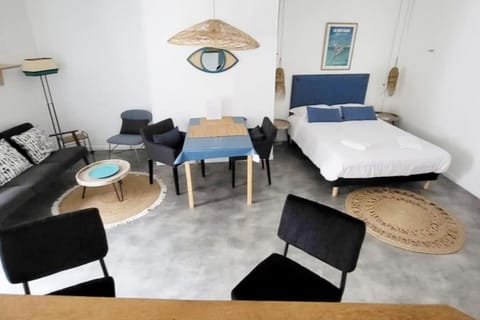 Bed, Living room, Photo of the whole room, Dining area