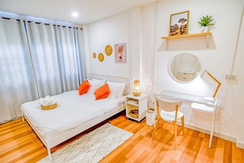 Bed, Living room, Photo of the whole room, Seating area, Bedroom