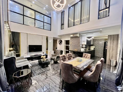 Communal lounge/ TV room, TV and multimedia, Kitchen or kitchenette, Living room, Seating area, Dining area