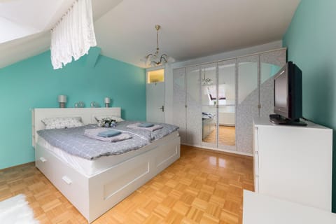 Bed, TV and multimedia, Photo of the whole room, Bedroom, wardrobe