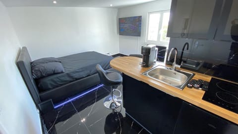 Bella vita - Studio tout équipé - Tv Netflix - centre ville 100m- Gare 50m - Basilique 200m Apartment in Lisieux