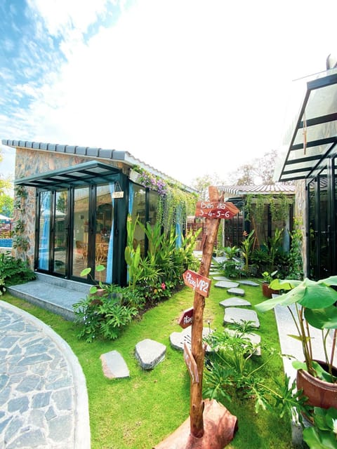 Property building, Patio, Day, Garden, Garden view