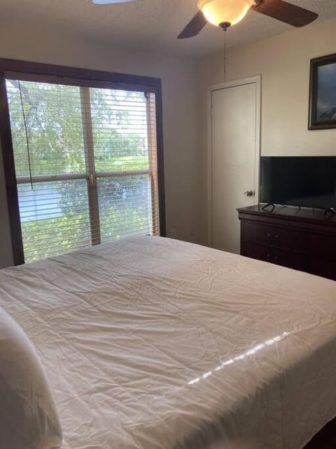 Lakeview Condo in Gated Community Apartment in Greater Carrollwood