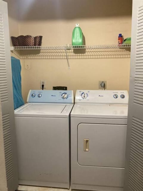 Lakeview Condo in Gated Community Apartment in Greater Carrollwood