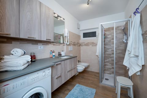 Shower, Bathroom, towels