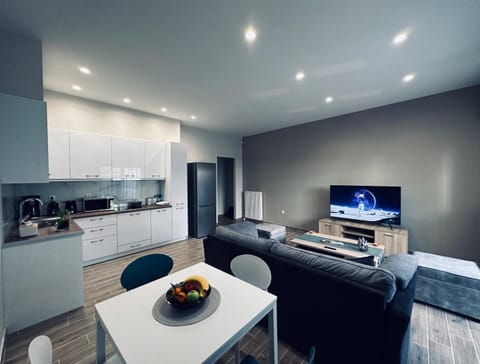 TV and multimedia, Kitchen or kitchenette, Living room, Seating area, Dining area