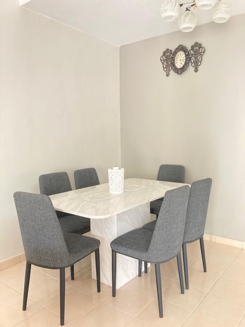 Dining area, fireplace