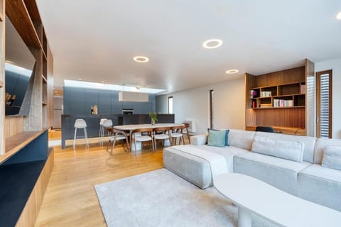 Communal lounge/ TV room, TV and multimedia, Kitchen or kitchenette, Living room, Seating area, Dining area, Evening entertainment