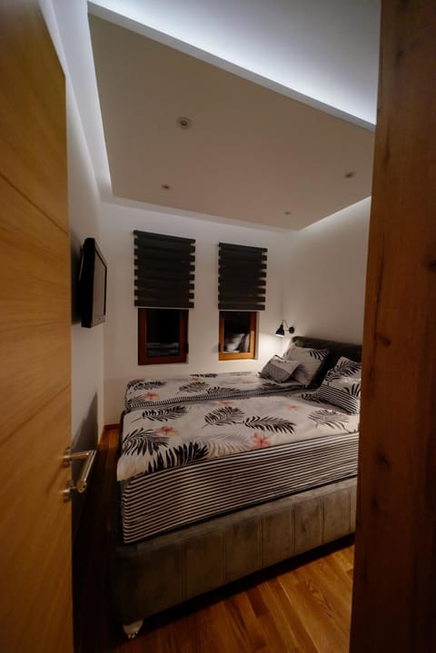 Bed, TV and multimedia, Bedroom