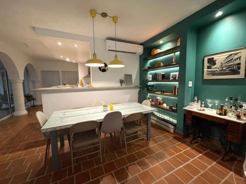Kitchen or kitchenette, Living room, Seating area, Dining area, air conditioner