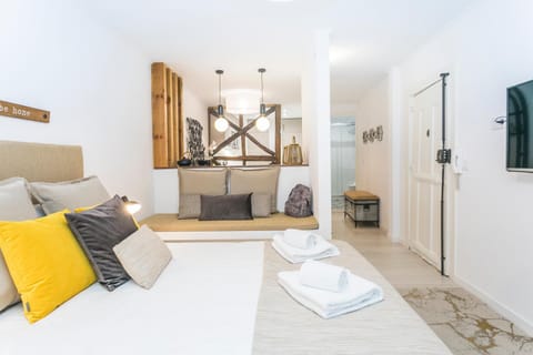 TV and multimedia, Living room, Photo of the whole room, Decorative detail, Bedroom, internet, towels